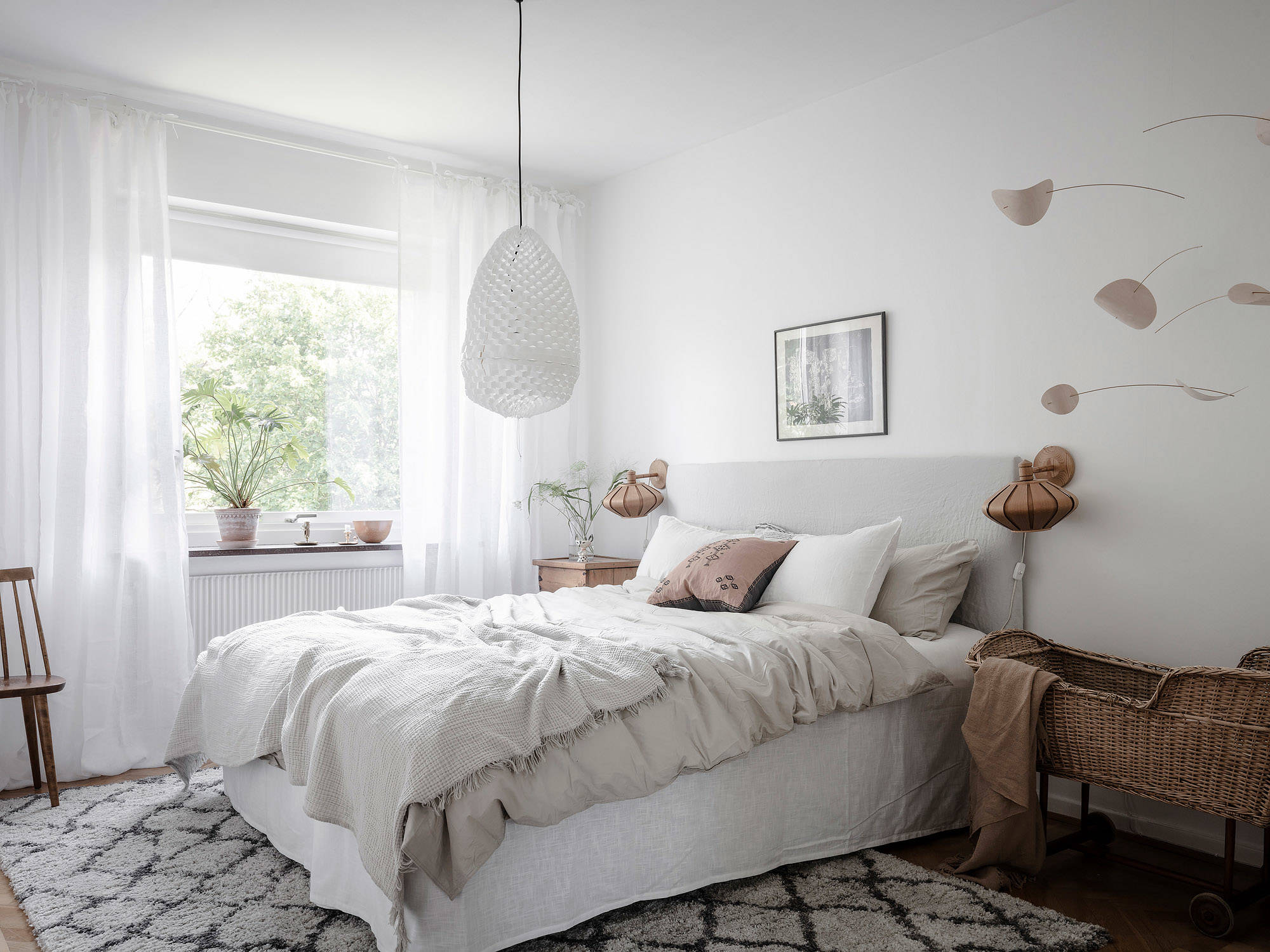 White bedroom with wood accents - COCO LAPINE DESIGNCOCO LAPINE DESIGN