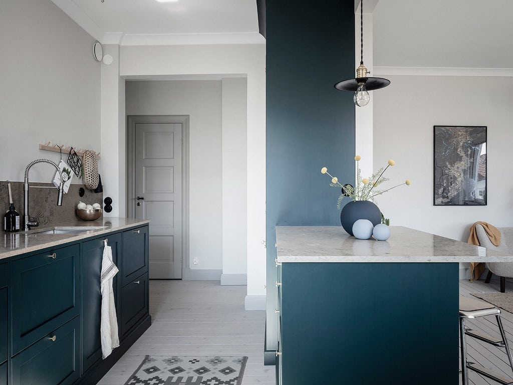 Warm home with a blue kitchen - COCO LAPINE DESIGNCOCO LAPINE DESIGN