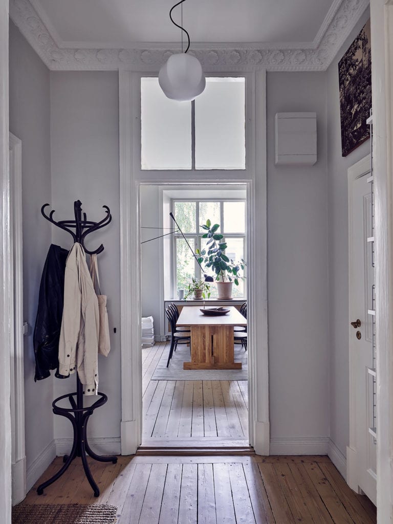 Home in grey and wood tints - COCO LAPINE DESIGNCOCO LAPINE DESIGN