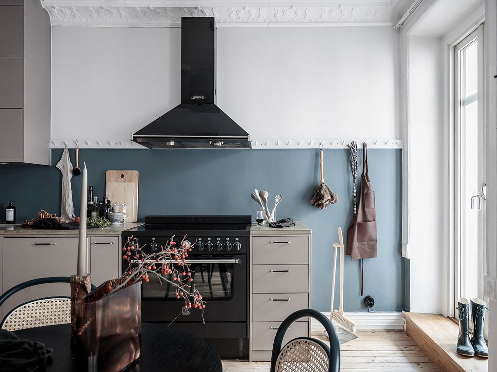 Beautiful kitchen in beige and blue - COCO LAPINE DESIGNCOCO LAPINE DESIGN