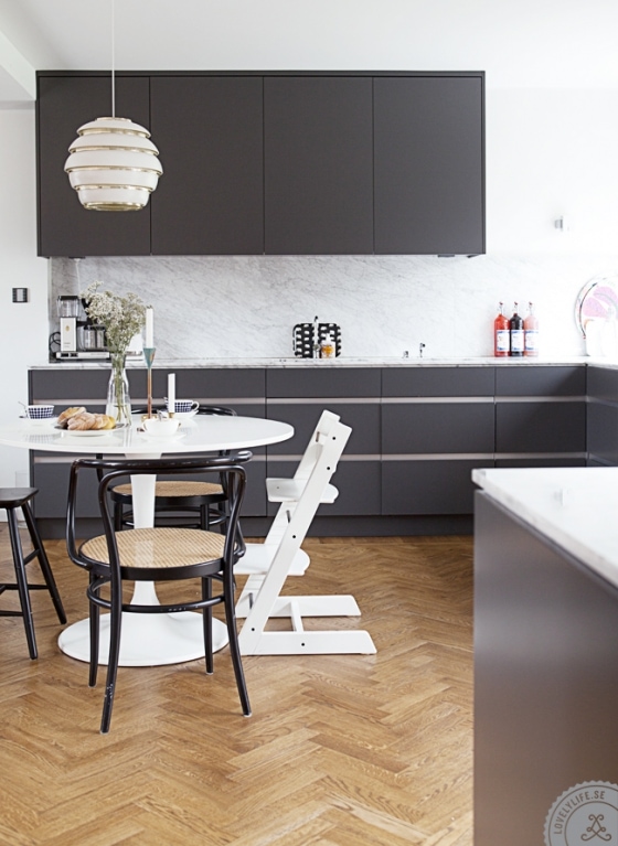 Light grey walls and a grey kitchen in a Scandinavian interior