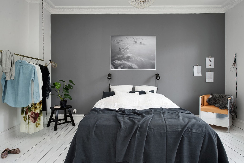 White walls combined with a mid-grey feature wall