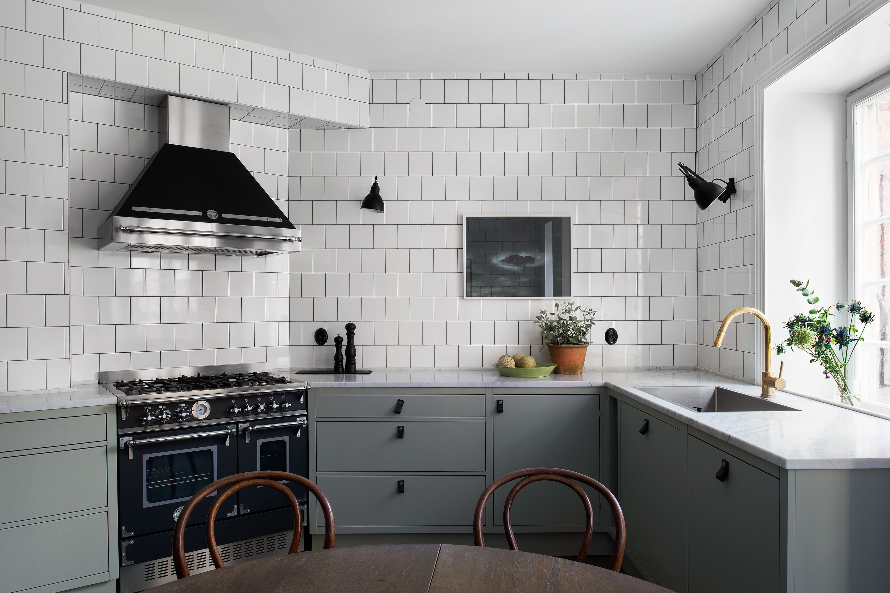 Green kitchen with white tiles - COCO LAPINE DESIGNCOCO LAPINE DESIGN