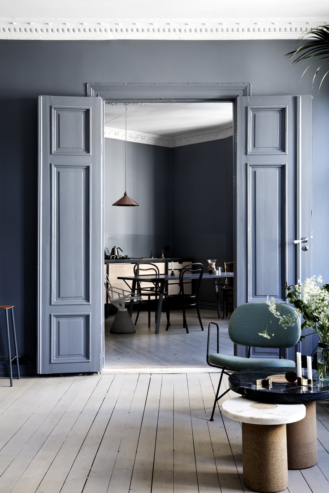 Kitchen with a petrol blue wall - COCO LAPINE DESIGNCOCO LAPINE DESIGN