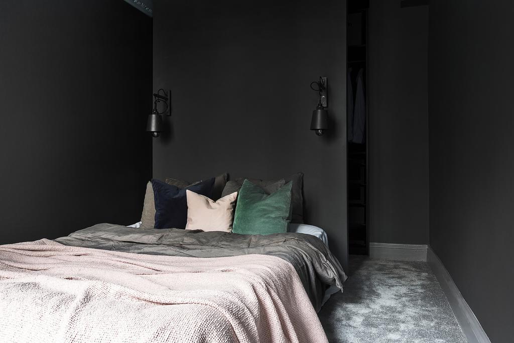 Home in dark colors - via Coco Lapine Design