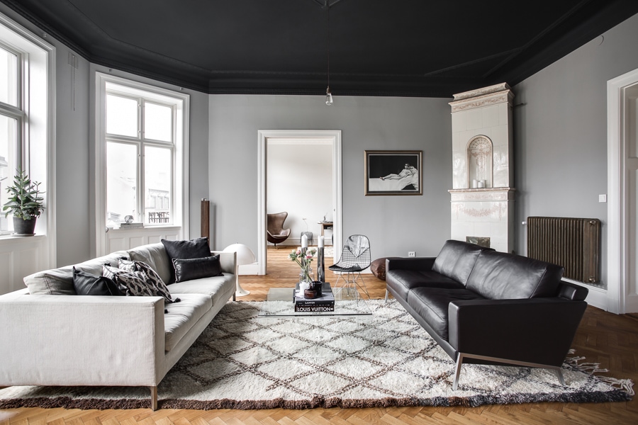 Classy home with a black ceiling and grey walls - COCO LAPINE DESIGNCOCO  LAPINE DESIGN