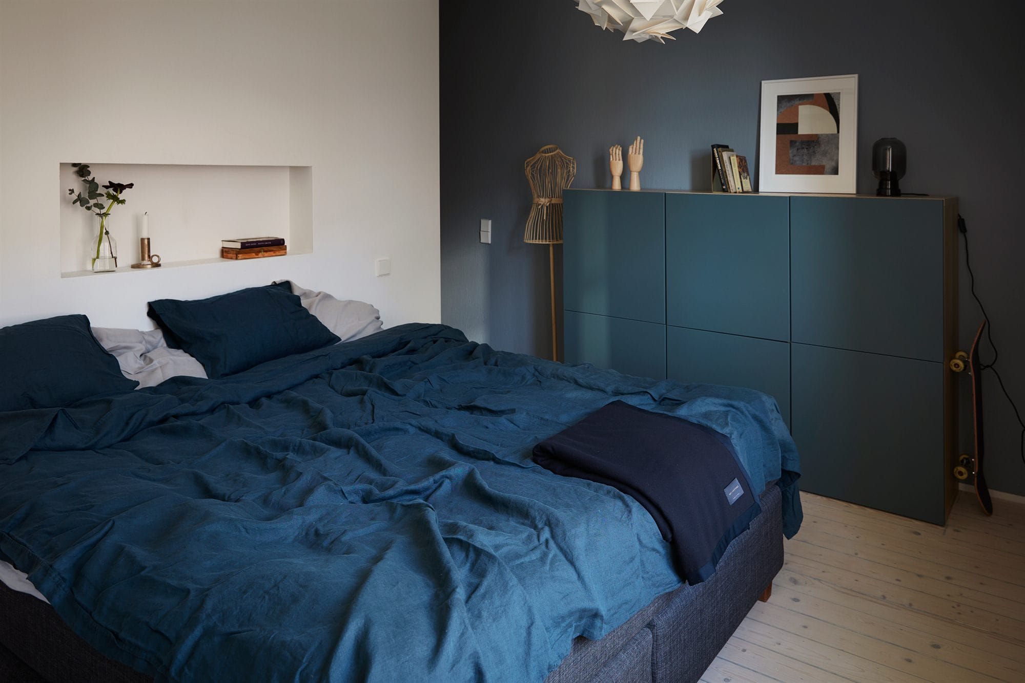Bedroom in blue - via Coco Lapine Design