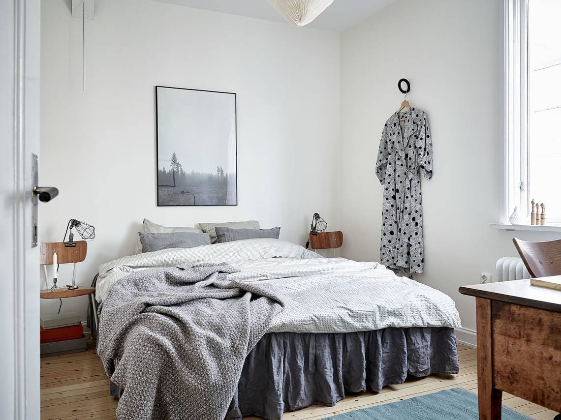 Cozy bedroom with wood accents - COCO LAPINE DESIGNCOCO LAPINE DESIGN