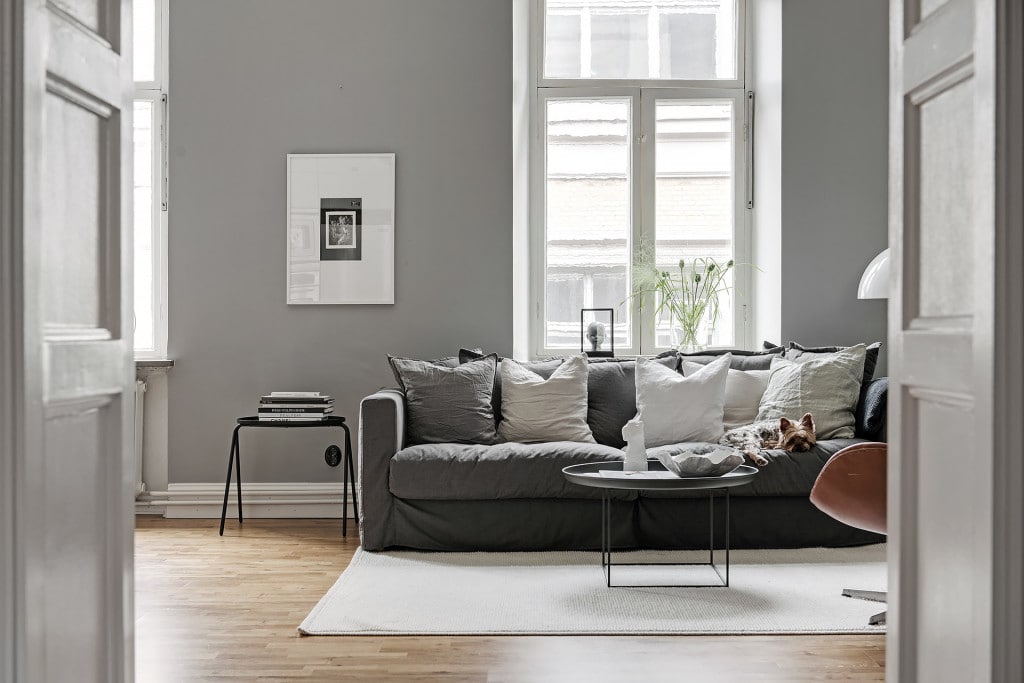 Beautiful and cozy home in grey - via Coco Lapine Design blog