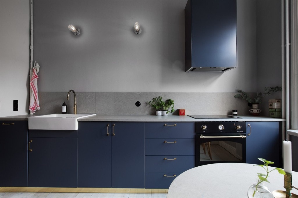 Blue kitchen with brass accents - via Coco Lapine Design blog