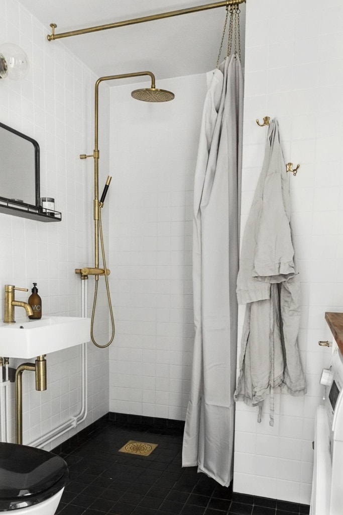 Brass bathroom fittings - via Coco Lapine Design blog