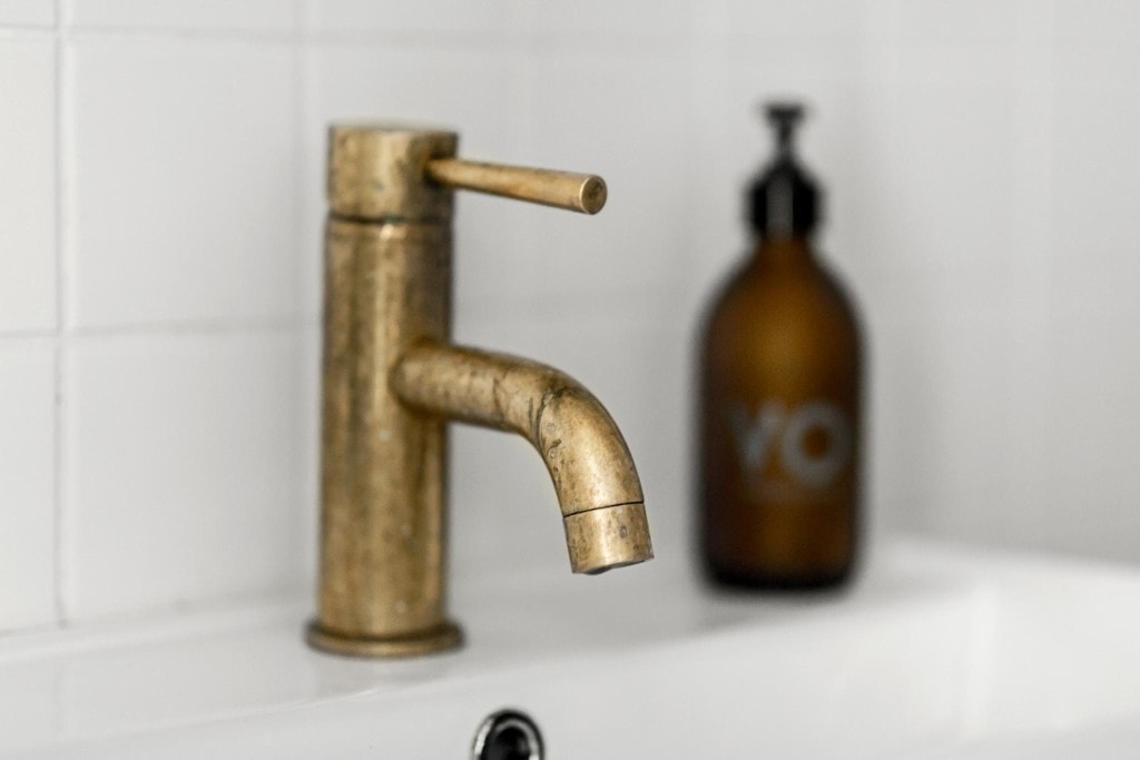 Brass bathroom fittings - via Coco Lapine Design blog