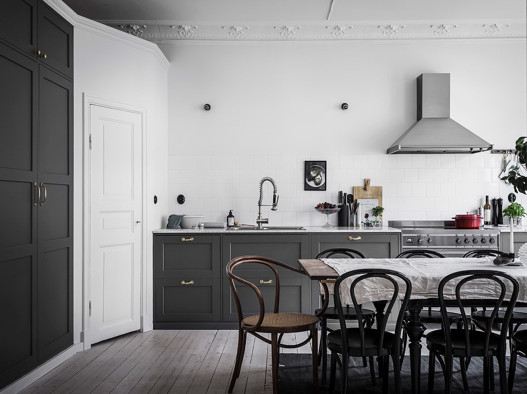 Grey kitchen with large dining area - via Coco Lapine Design blog