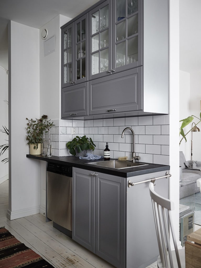Grey kitchen with a tile wall - COCO LAPINE DESIGNCOCO LAPINE DESIGN