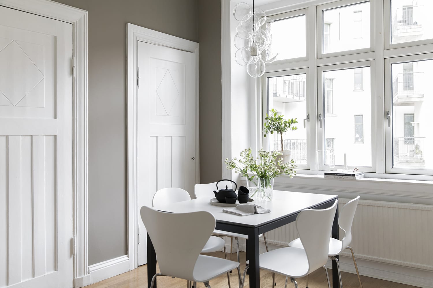 Image showcasing Simple kitchen table setup - COCO LAPINE DESIGNCOCO LAPINE DESIGN