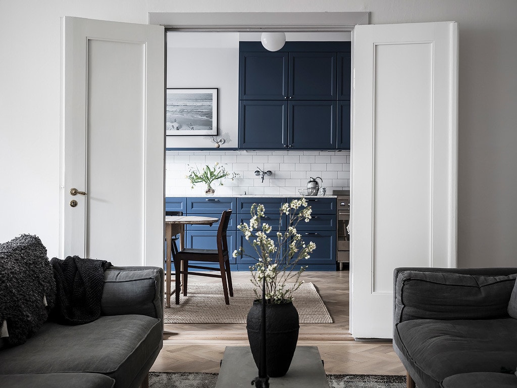 Kitchen with a petrol blue wall - COCO LAPINE DESIGNCOCO LAPINE DESIGN