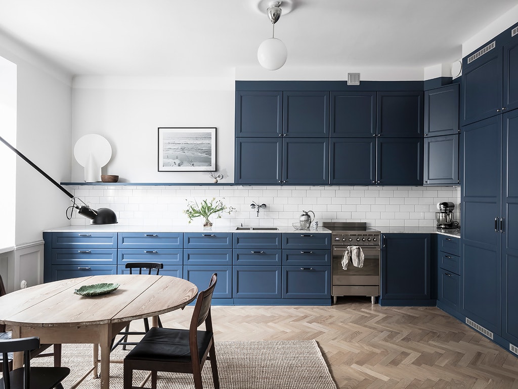 Cozy home with a blue kitchen - COCO LAPINE DESIGNCOCO LAPINE DESIGN