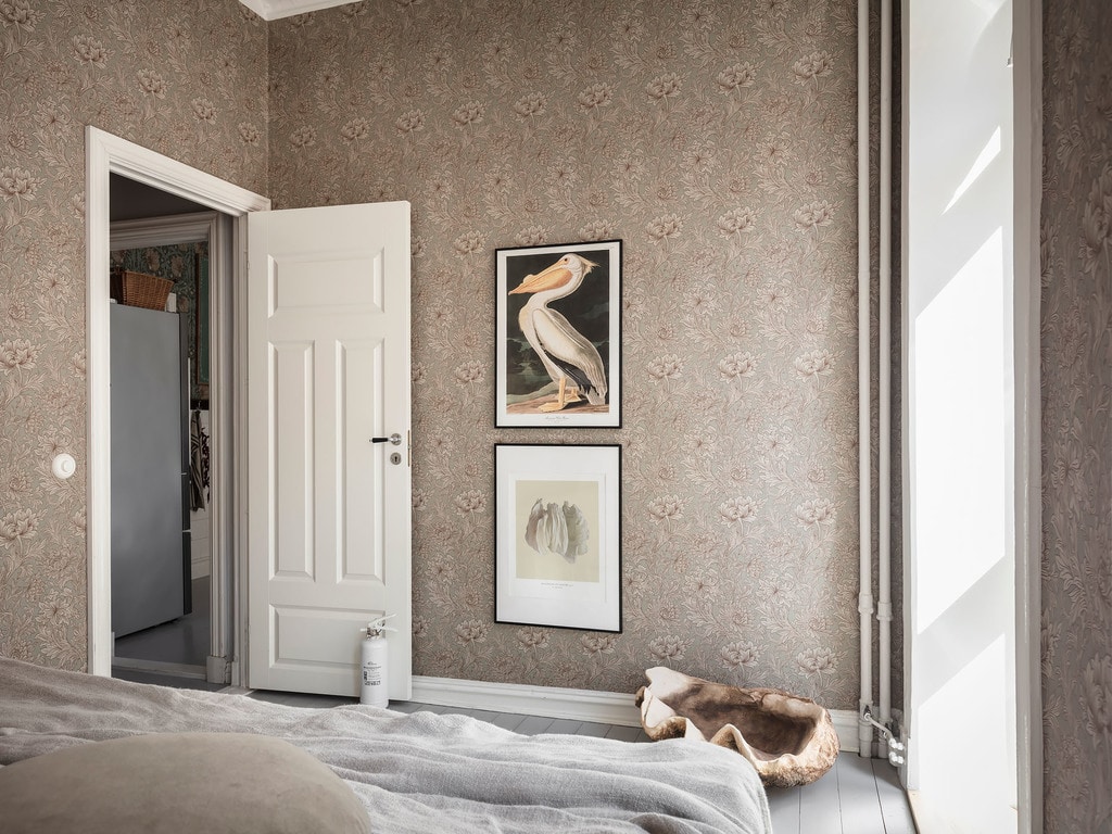 A classy beige bedroom wallpaper for a classic look with a modern twist