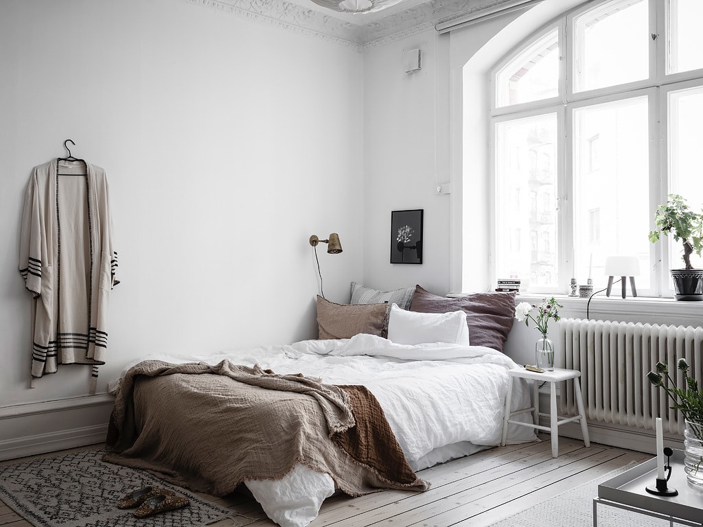 Stylish bedroom  corner  COCO LAPINE DESIGNCOCO LAPINE DESIGN