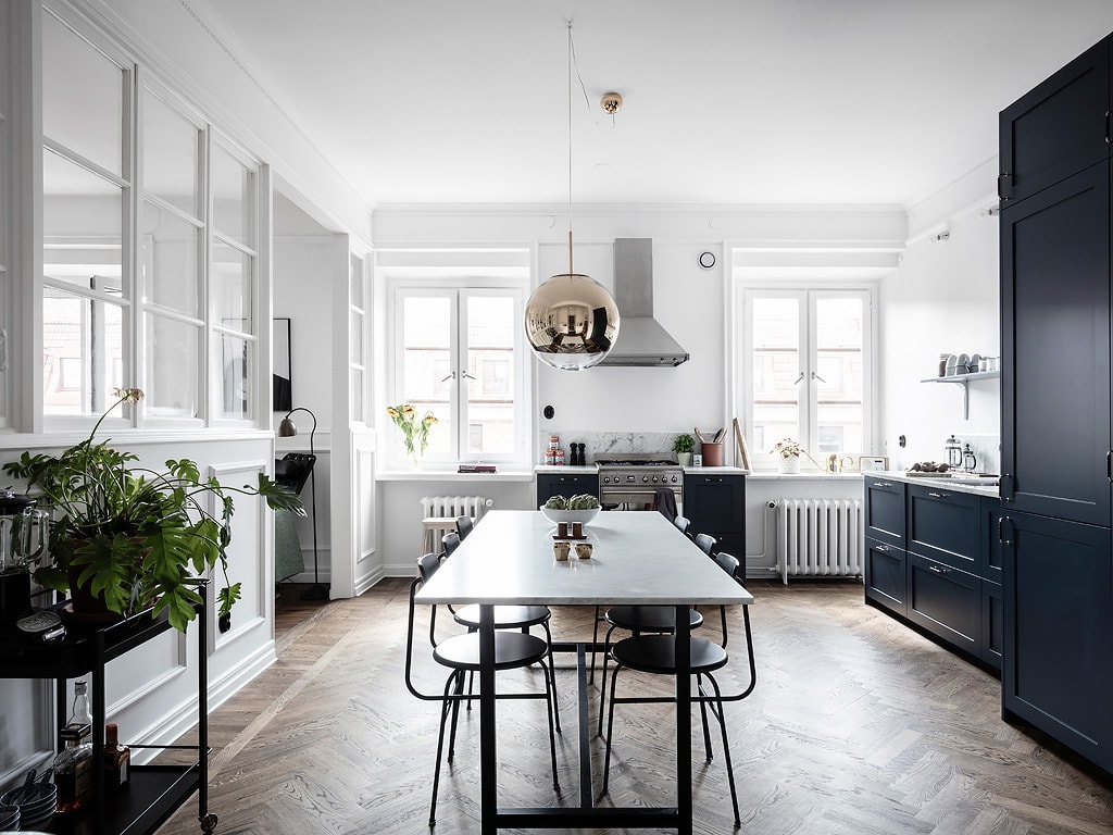 Black and white kitchen and a dark blue bedroom wall - COCO LAPINE  DESIGNCOCO LAPINE DESIGN