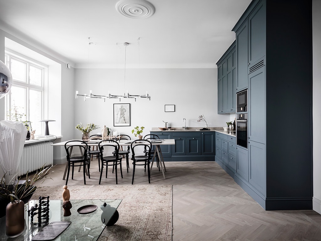 Spacious flat with a blue kitchen - COCO LAPINE DESIGNCOCO LAPINE DESIGN