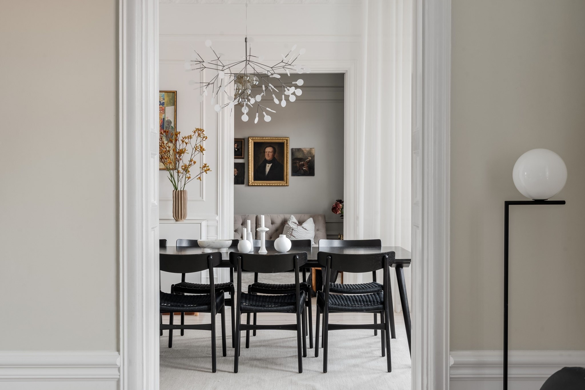 Black and white kitchen and a dark blue bedroom wall - COCO LAPINE  DESIGNCOCO LAPINE DESIGN