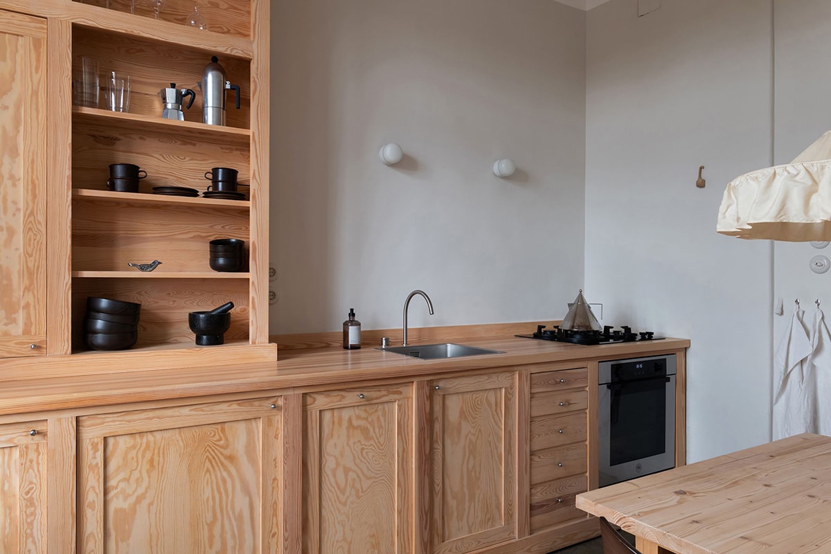 Beige kitchen with turn of the century elements - COCO LAPINE DESIGNCOCO  LAPINE DESIGN