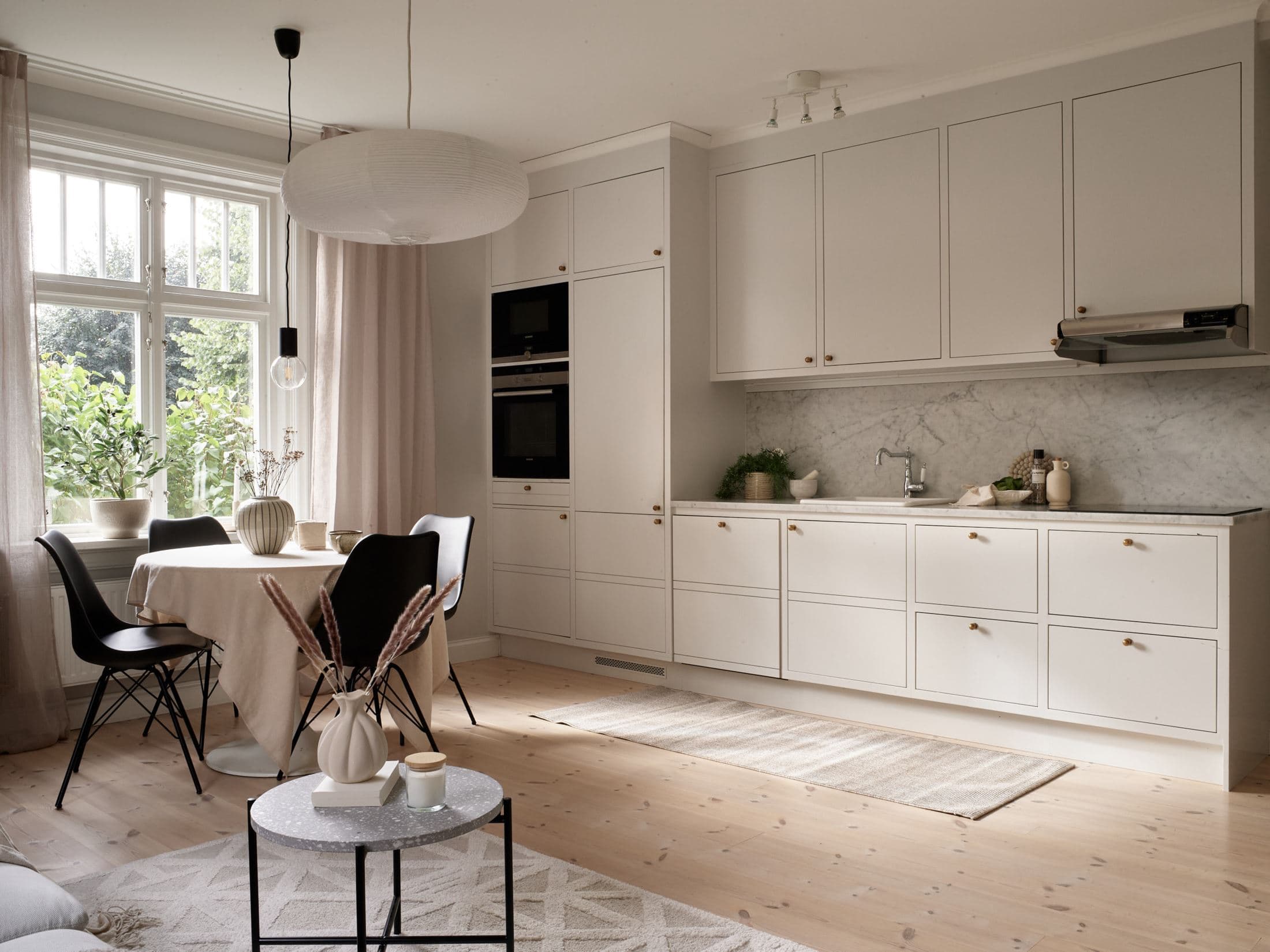 Grey walls, beige tones, and an elegant white kitchen - COCO LAPINE ...