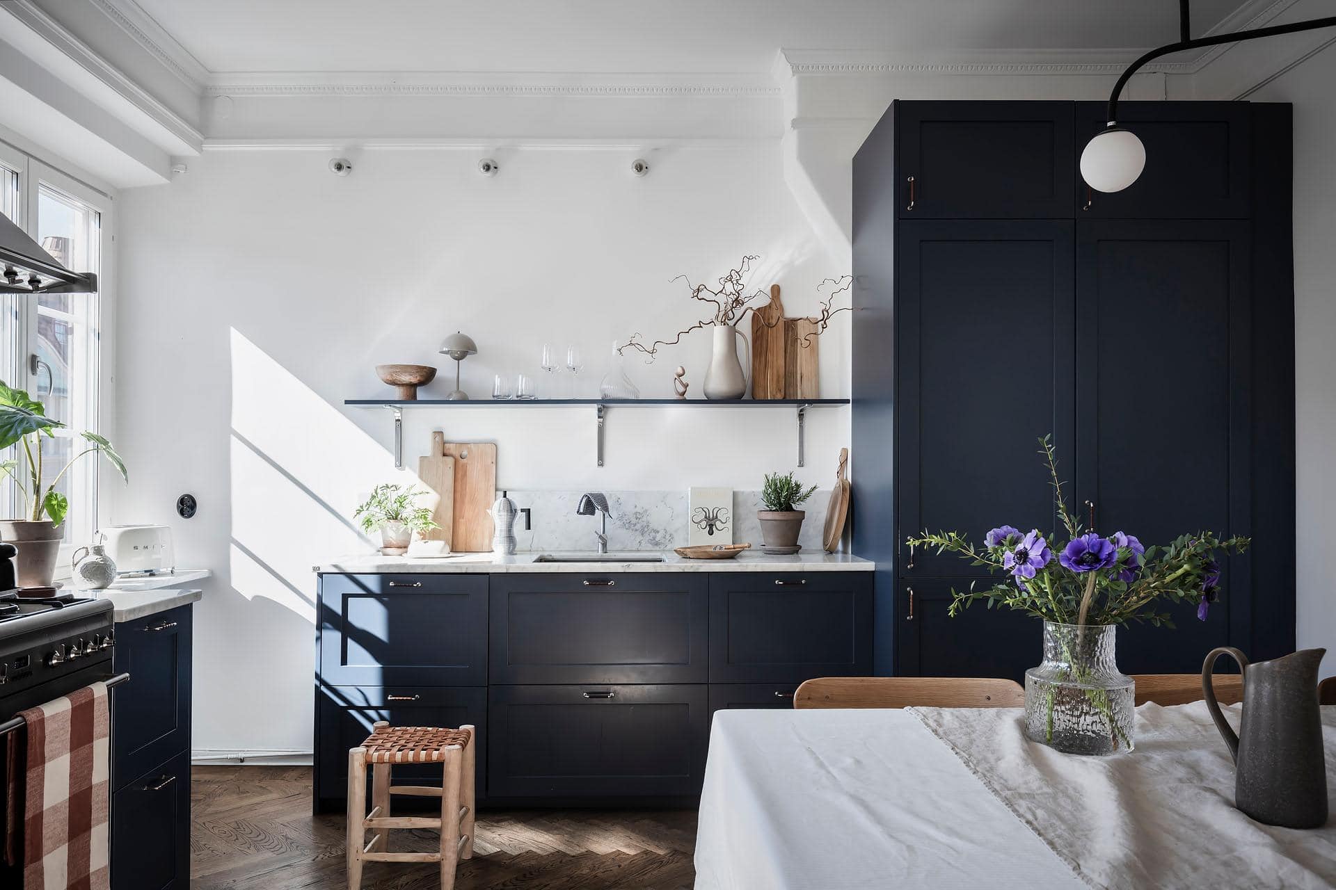 Beige kitchen with turn of the century elements - COCO LAPINE DESIGNCOCO  LAPINE DESIGN