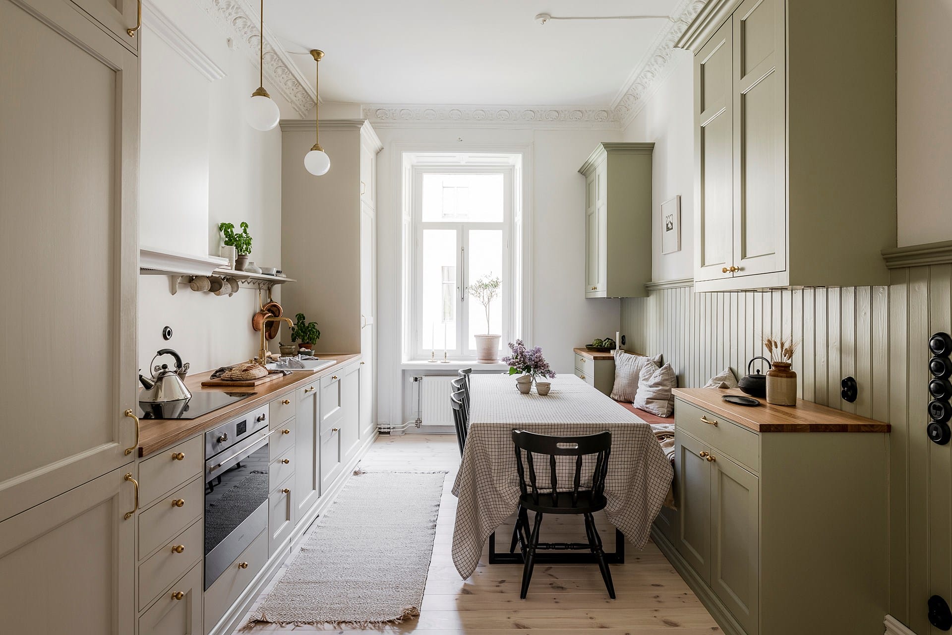 Home with an inviting shaker kitchen - COCO LAPINE DESIGNCOCO LAPINE DESIGN