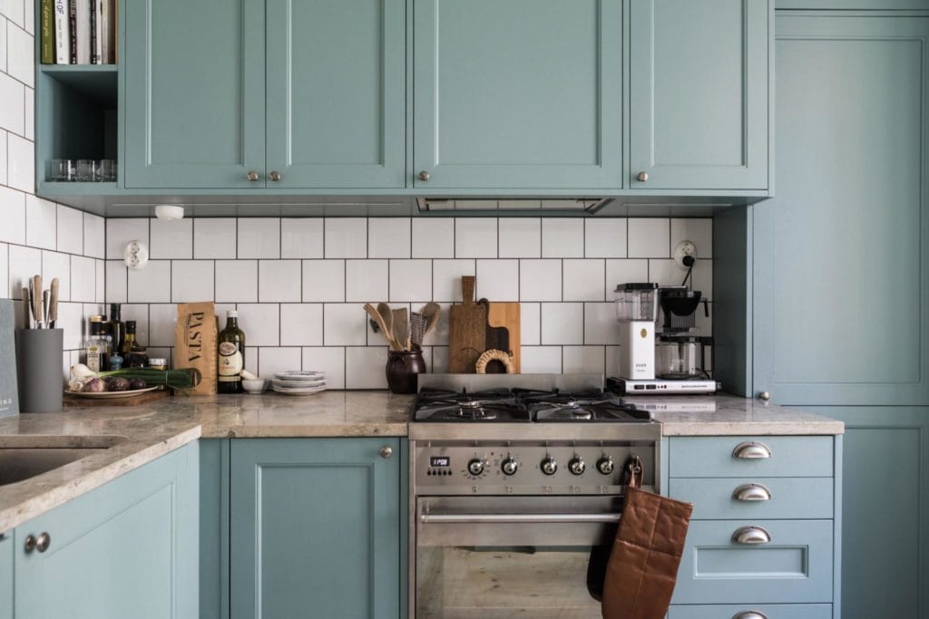 A cozy blue kitchen - COCO LAPINE DESIGNCOCO LAPINE DESIGN