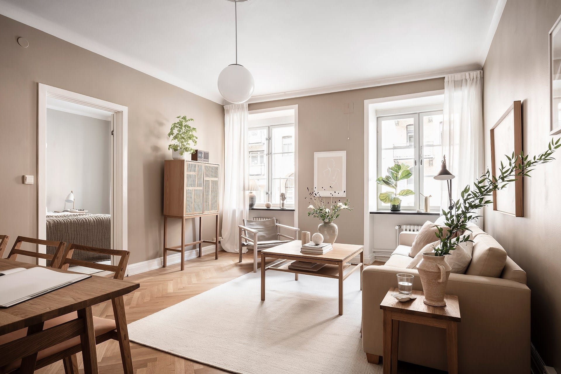 Beige kitchen with turn of the century elements - COCO LAPINE DESIGNCOCO  LAPINE DESIGN