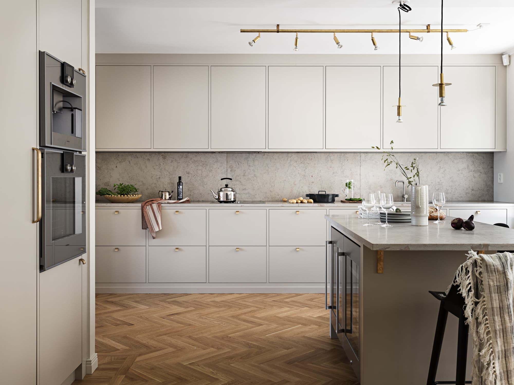 Beige kitchen with turn of the century elements - COCO LAPINE