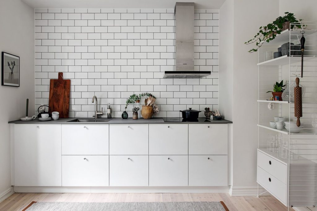 13 inspiring kitchens that pair white kitchen cabinets with black hardware  - COCO LAPINE DESIGNCOCO LAPINE DESIGN