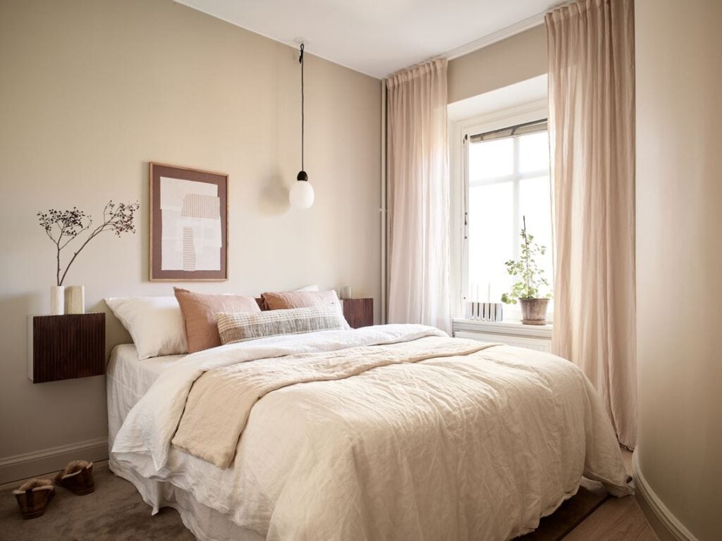 A beige bedroom decorated with contrasting brown tones