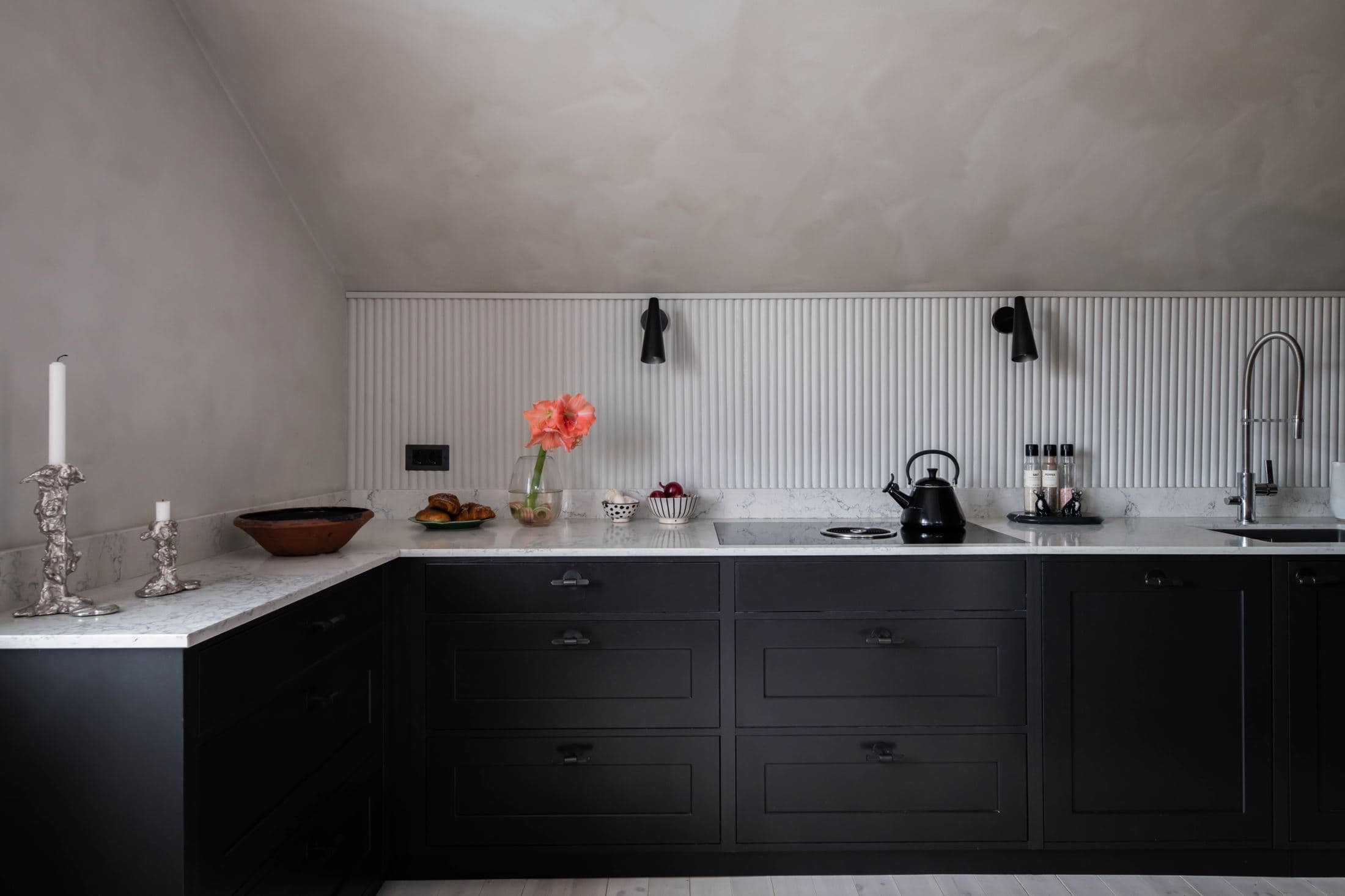 13 inspiring kitchens that pair white kitchen cabinets with black hardware  - COCO LAPINE DESIGNCOCO LAPINE DESIGN
