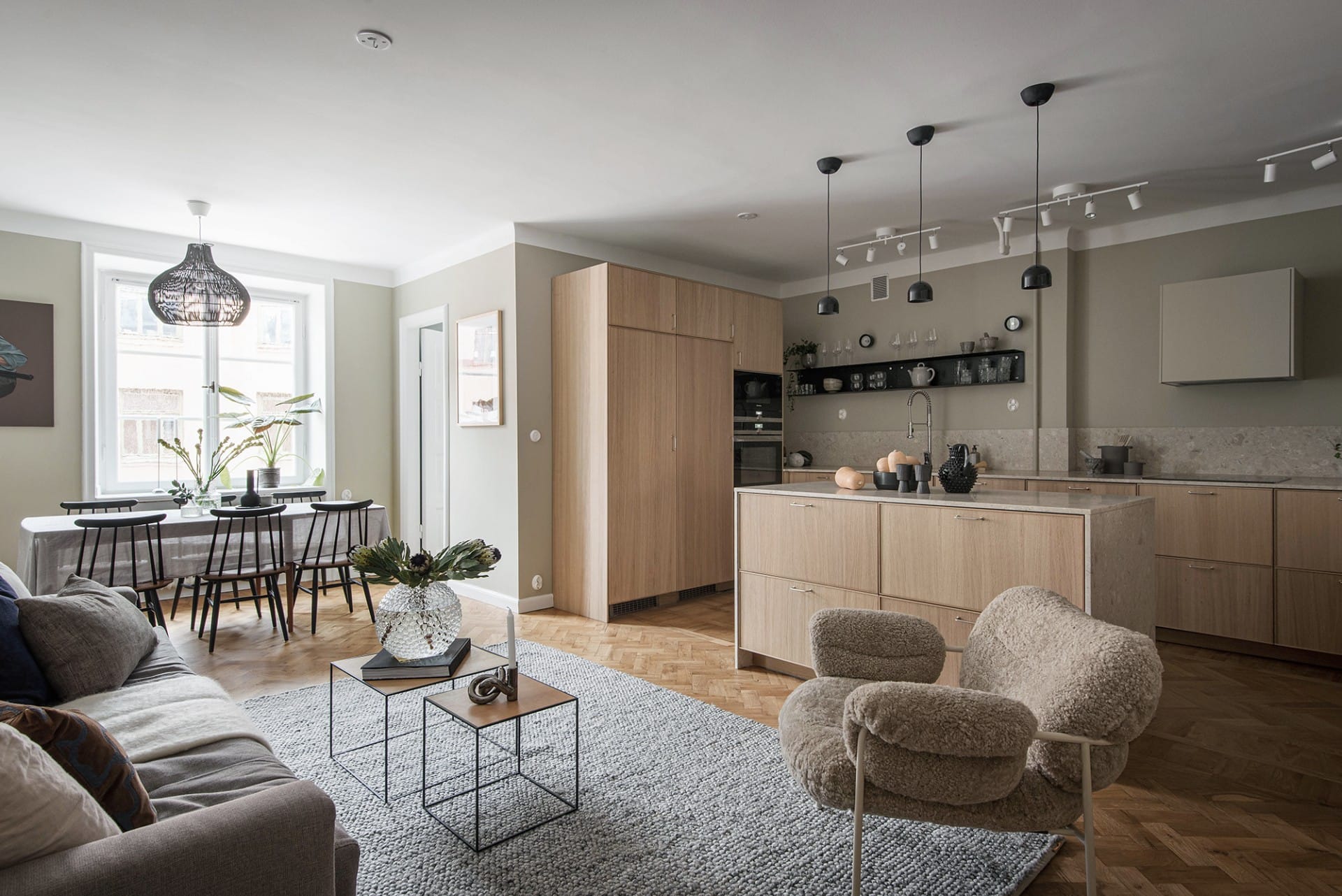 Minimal yet cozy beige kitchen - COCO LAPINE DESIGNCOCO LAPINE DESIGN