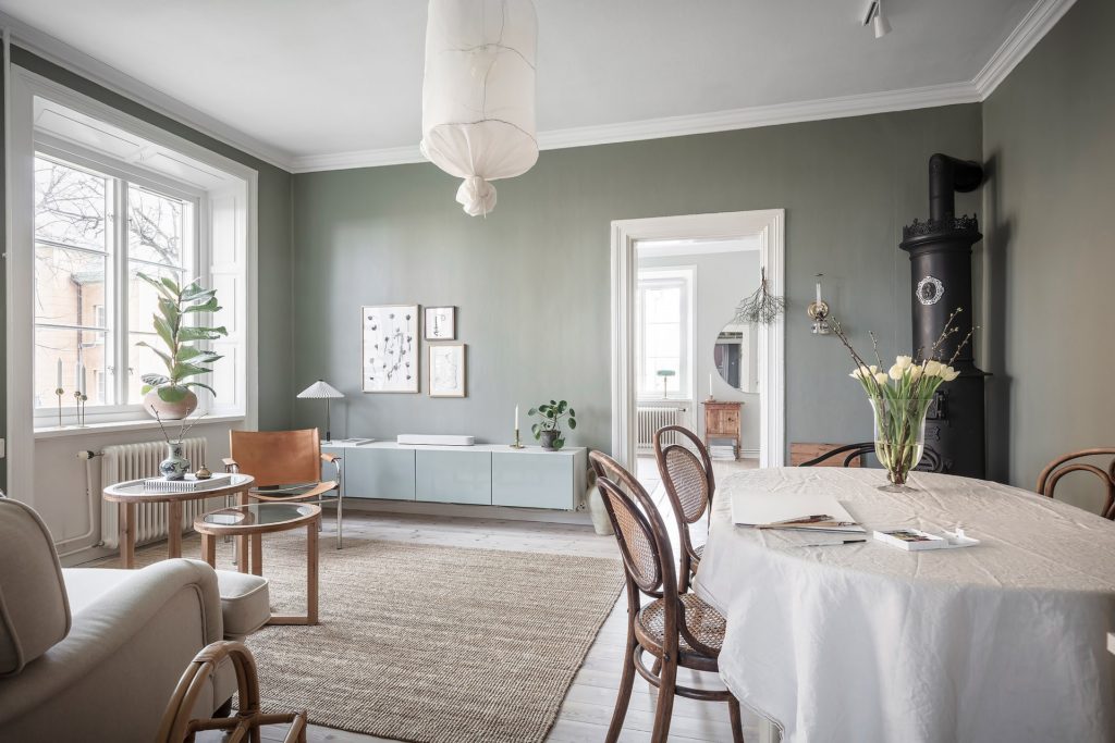 Cozy home with green-grey walls - COCO LAPINE DESIGNCOCO LAPINE DESIGN