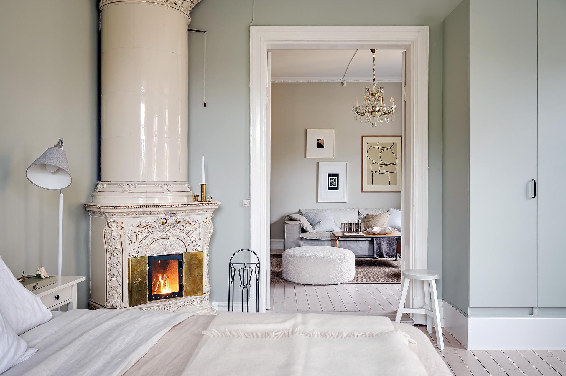 https://cocolapinedesign.com/wp-content/uploads/Sage-green-and-beige-walls-combined-in-a-historic-Swedish-apartment1.jpg