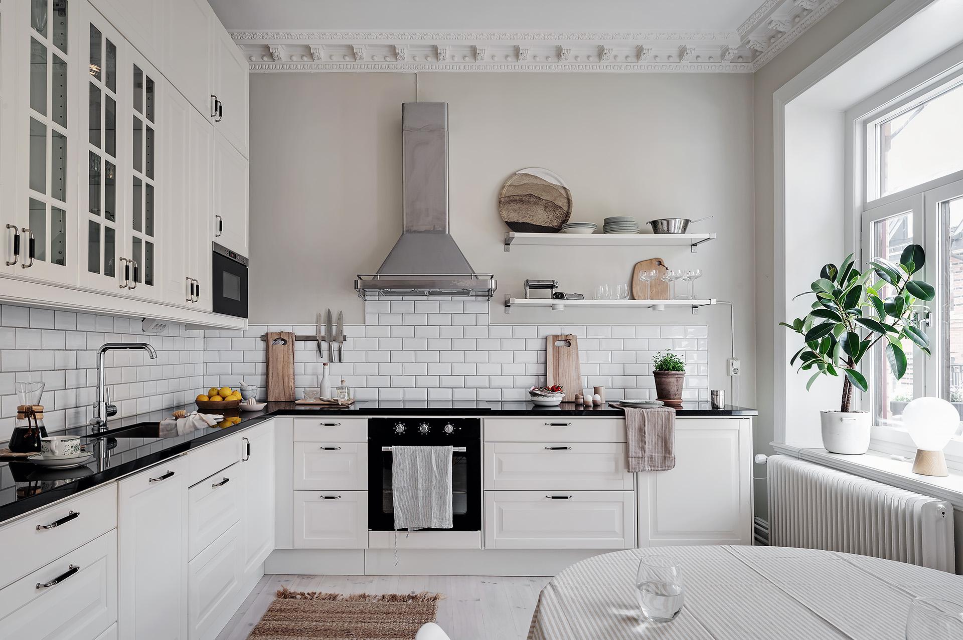 30 Ideas for White Kitchen Cabinets With Black Hardware