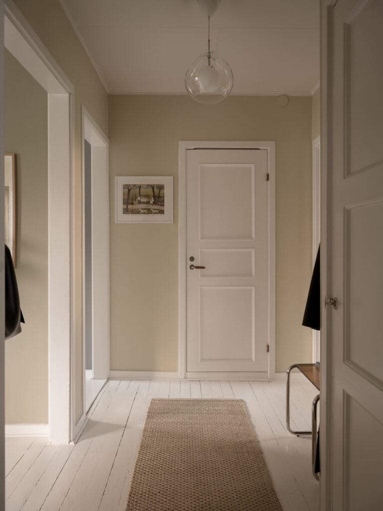  An entryway with beige walls with a green undertone 