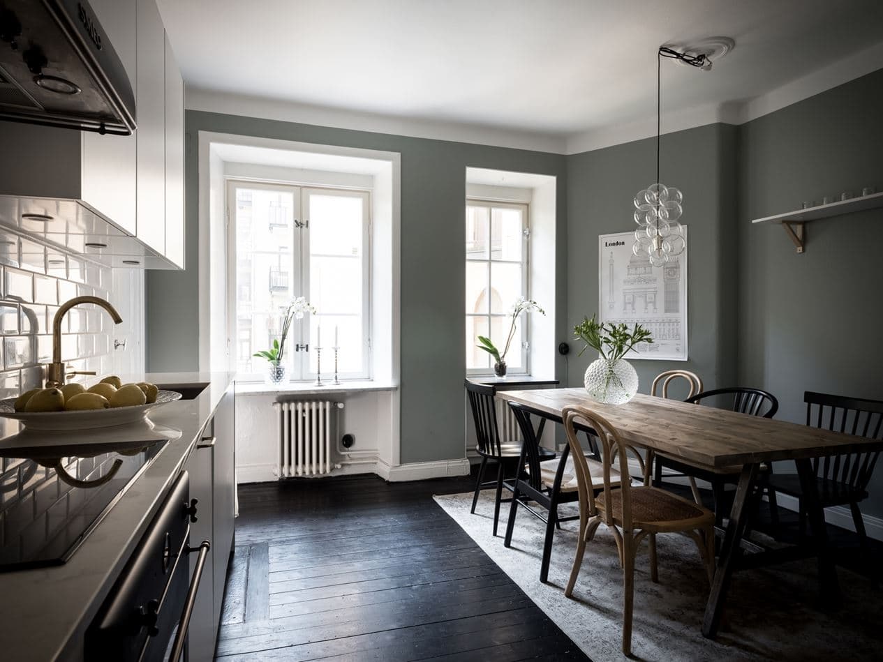 Black and white kitchen and a dark blue bedroom wall - COCO LAPINE  DESIGNCOCO LAPINE DESIGN