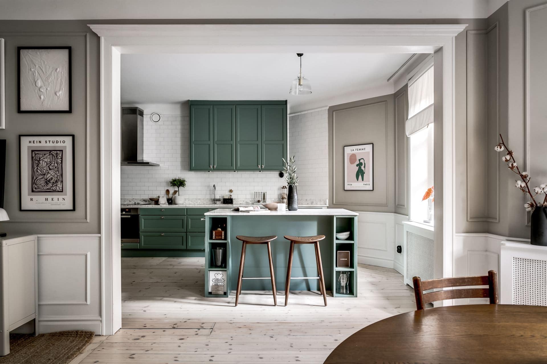 A green kitchen and two-tone walls in an open-plan apartment - COCO ...