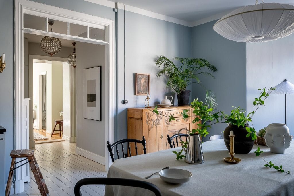 Sky-blue kitchen cabinets and tone-on-tone walls - COCO LAPINE ...