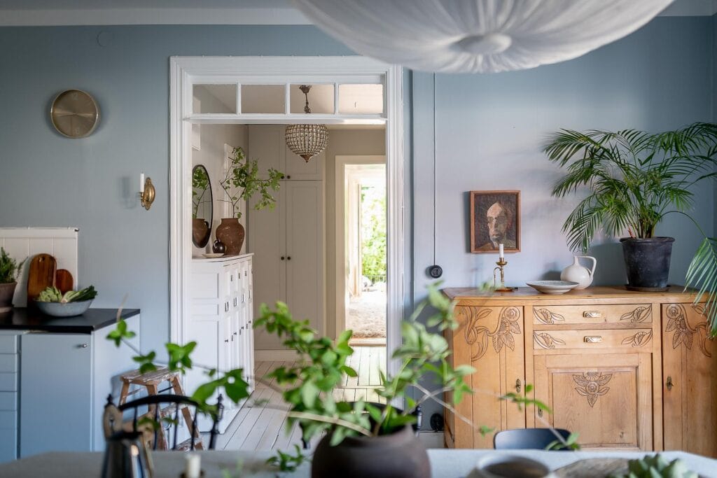 Sky-blue kitchen cabinets and tone-on-tone walls - COCO LAPINE ...