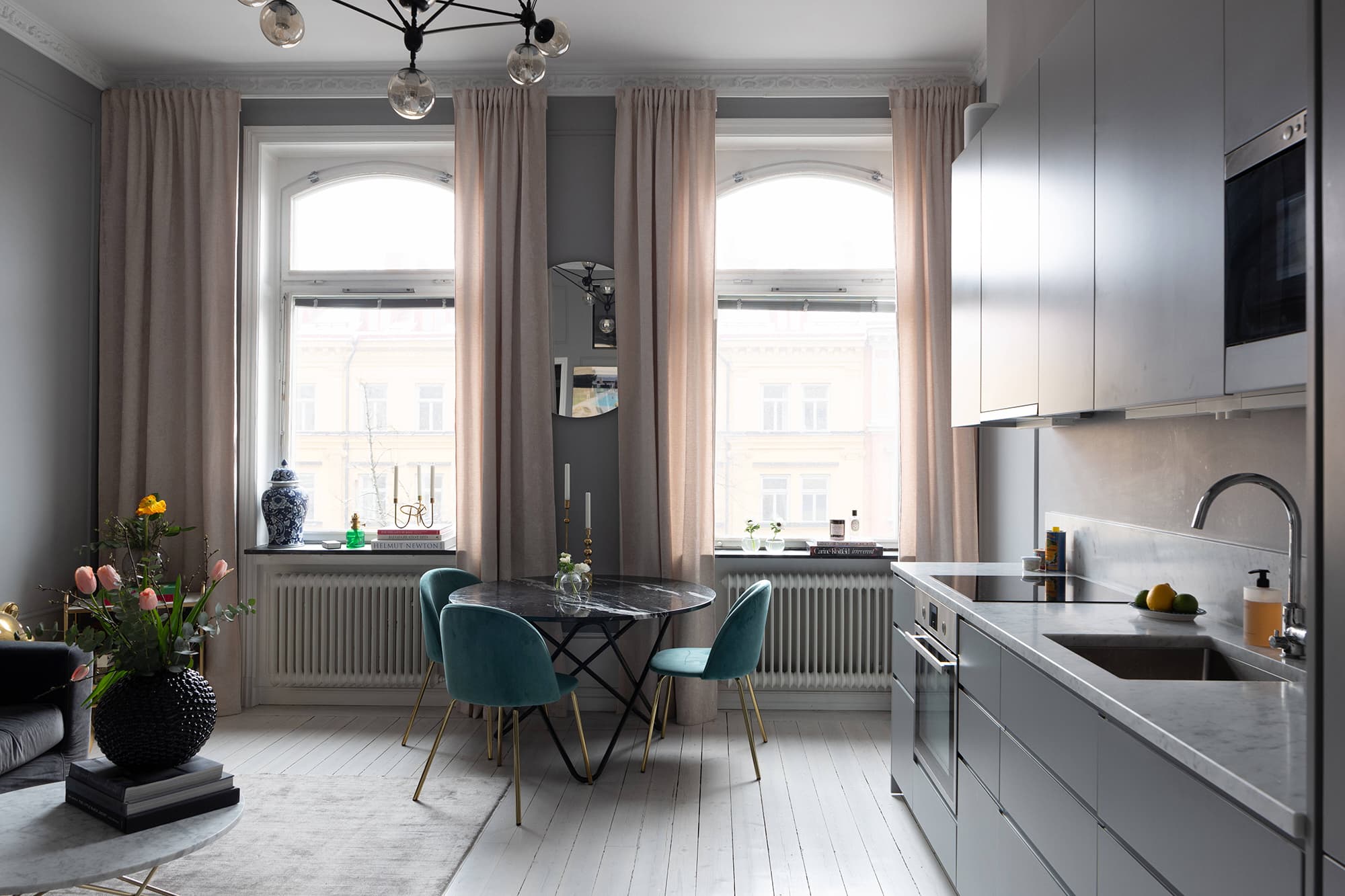 Dark gray walls in an elegant one-bedroom apartment - COCO LAPINE ...