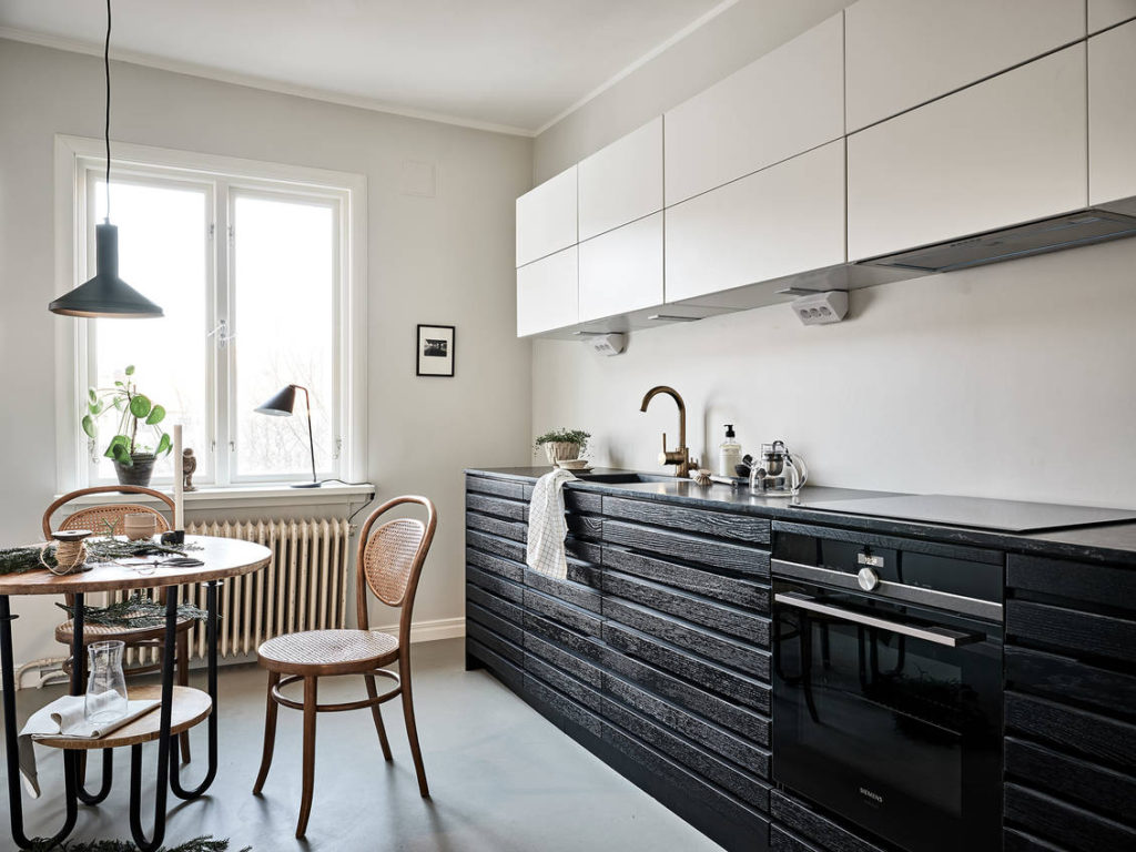 Black and white kitchen and a dark blue bedroom wall - COCO LAPINE  DESIGNCOCO LAPINE DESIGN