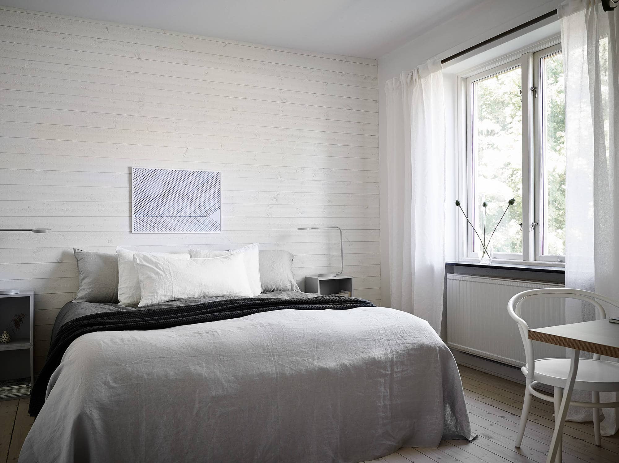 Fresh looking bedroom with a light wooden wall - COCO LAPINE DESIGNCOCO ...