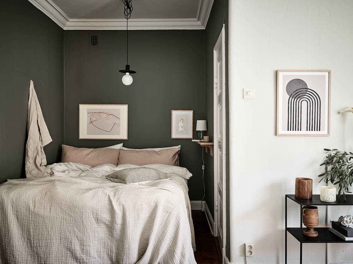 Black and white kitchen and a dark blue bedroom wall - COCO LAPINE  DESIGNCOCO LAPINE DESIGN