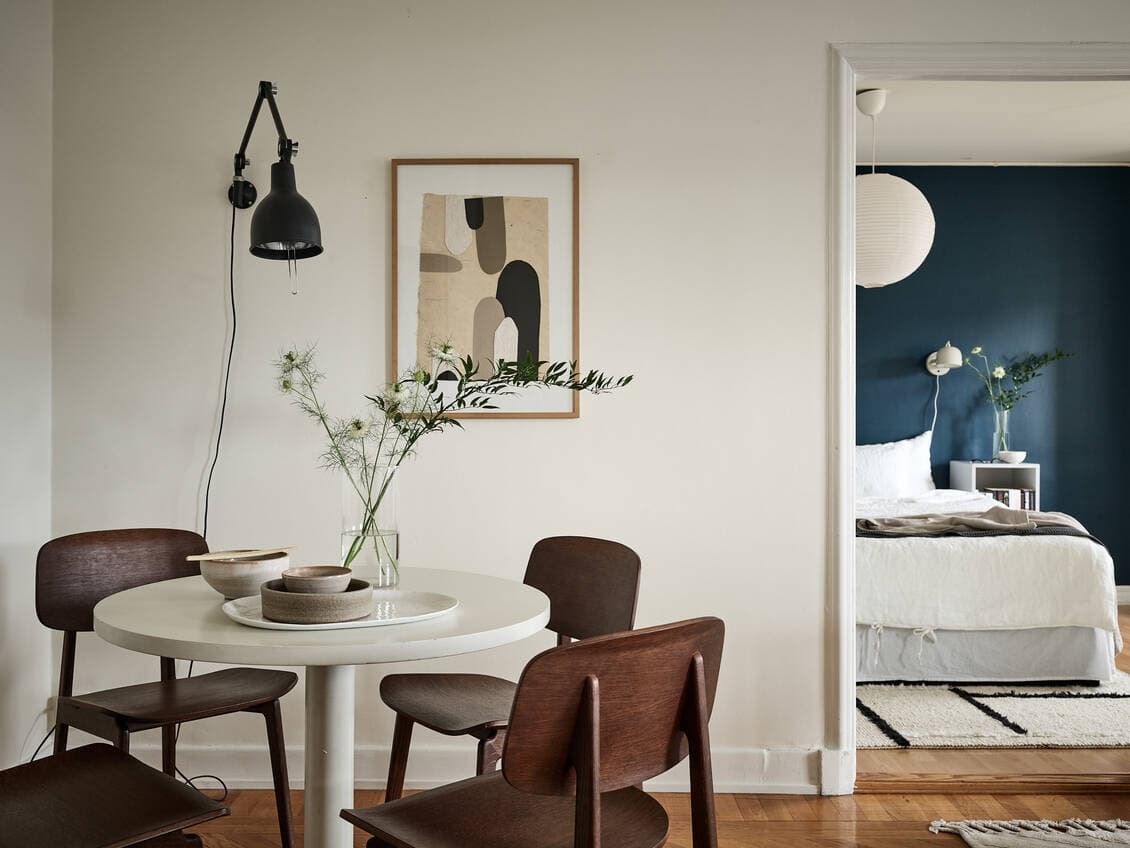 Black and white kitchen and a dark blue bedroom wall - COCO LAPINE  DESIGNCOCO LAPINE DESIGN